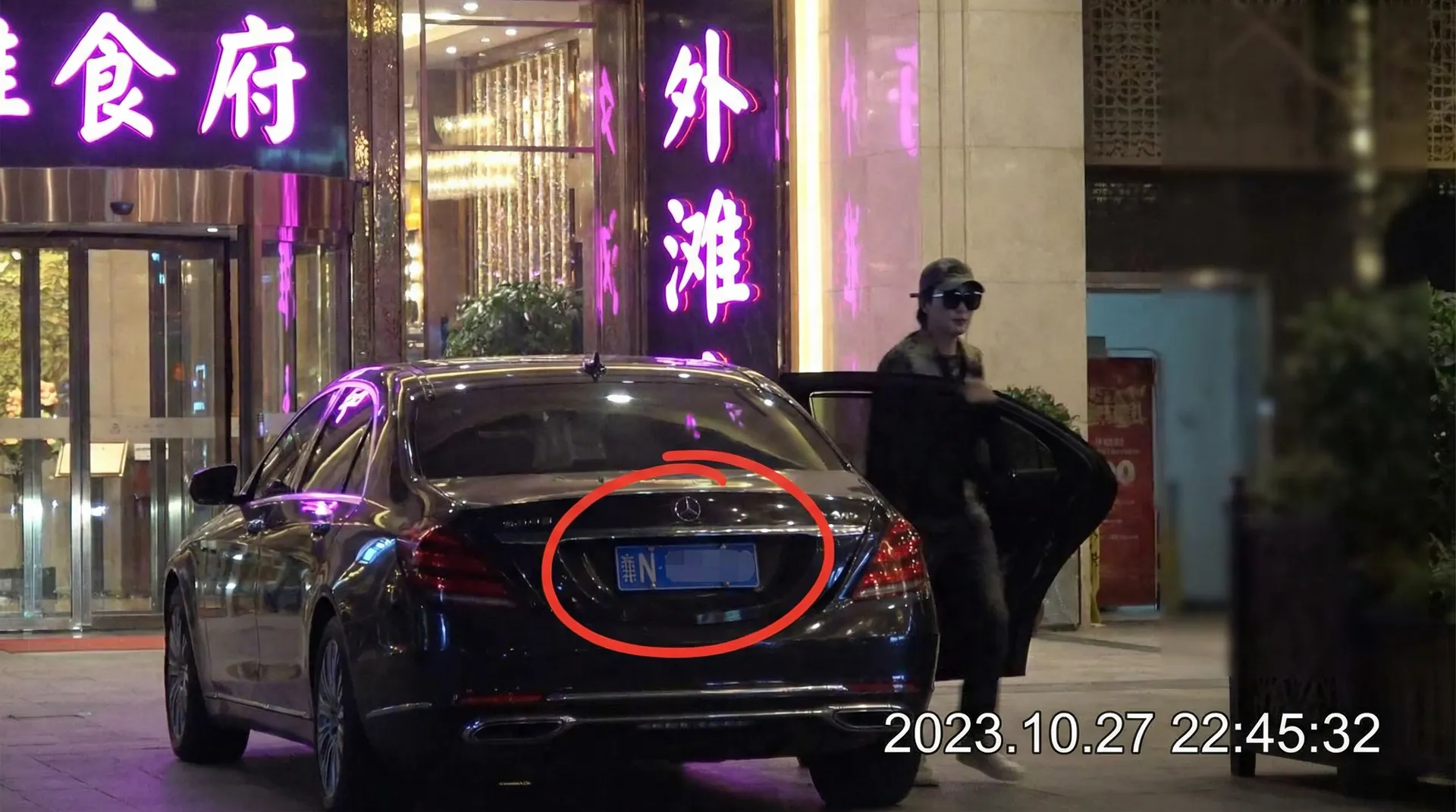 优越会官网 - 豪车餐厅外偷拍